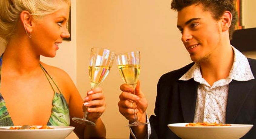 Романтический ужин «Весеннее настроение» для двоих в баре-ресторане «Фламинго» со скидкой 65%.