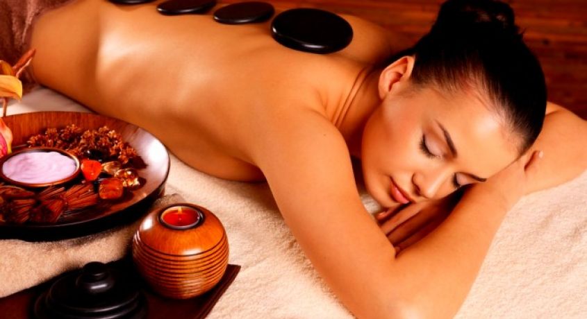 Стоун-терапия: 1 или 3 сеанса массажа спины лечебными камнями со скидкой 50% от салона красоты «Аделайн».