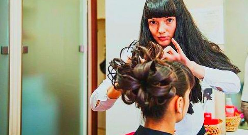 Скидка 65% на свадебные или вечерние прически и плетение кос любой сложности от топ-мастера Kseniya Mykha.