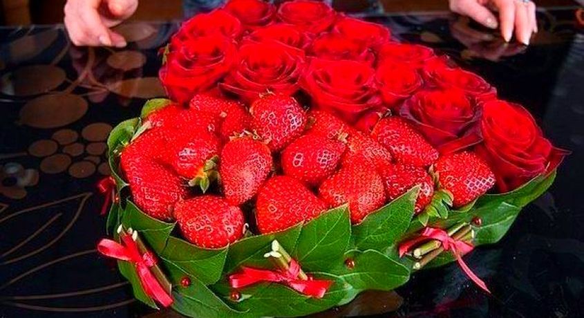 Клубничное счастье! Подарочное сердце из роз и клубники или букеты роз со скидкой 50% от Праздничного агенства «STUdia Design»