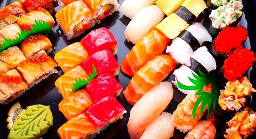 Приятного японского аппетита! Набор роллов  «Пятнашка» из 15 позиций от суши-бара «Нори» с доставкой за пол цены.