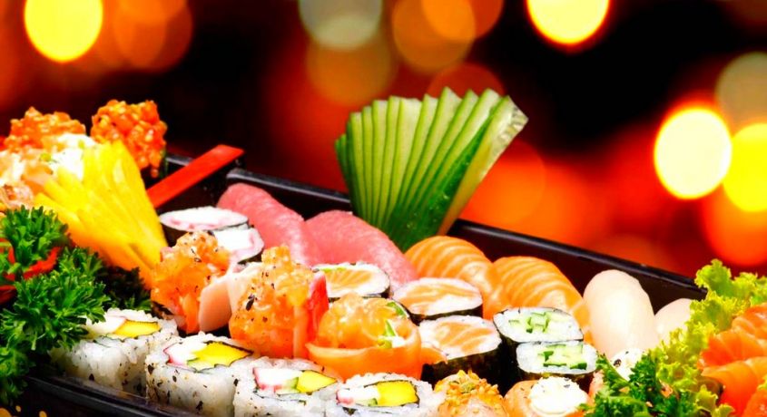 Приятного японского аппетита! Набор роллов  «Пятнашка» из 15 позиций от суши-бара «Нори» с доставкой за пол цены.