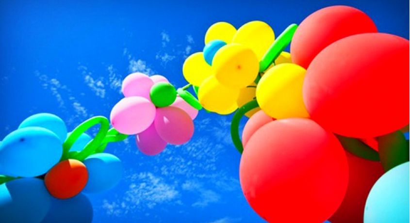 Отличный подарок учителям! Композиции или букеты из воздушных шаров со скидкой 60% от праздничного агентства «Бутик Веселья».