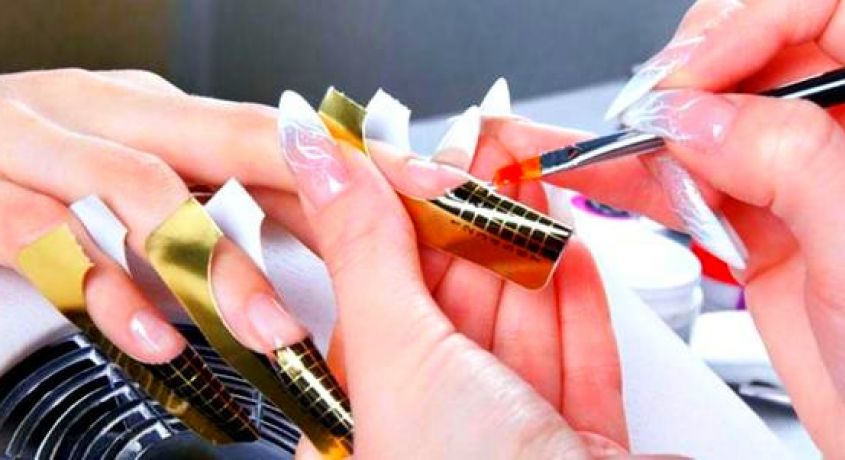 Ногти сказка, ногти мечта!  Наращивание ногтей гелем на формы + аппаратный маникюр со скидкой 65% в салоне красоты «Изумруд».