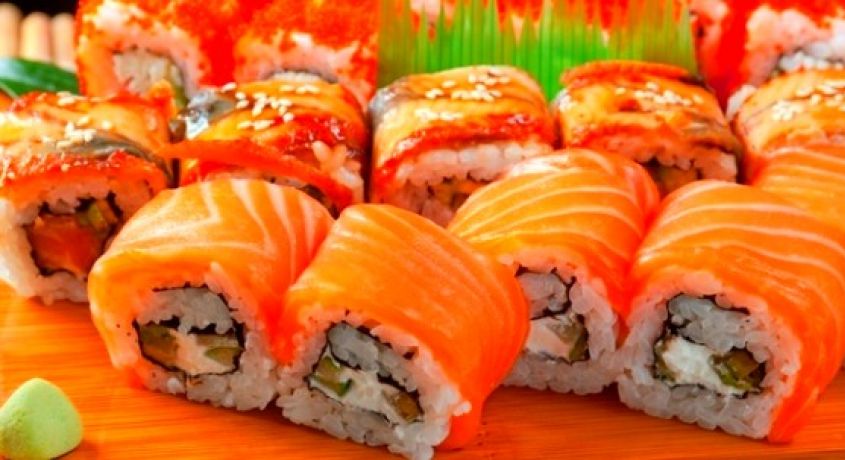 Настоящее искушение по-японски! Набор роллов «Пятнашка» из 15 позиций от суши-бара «Нори» со скидкой 50%.