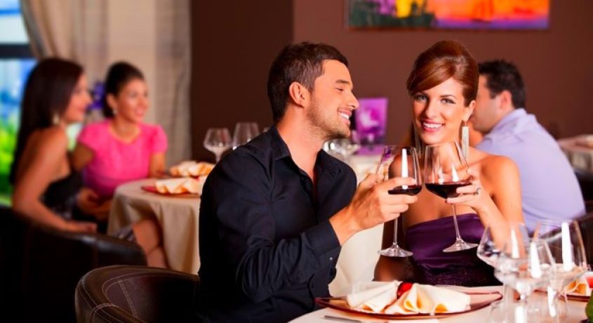 Отличный повод для свидания! Романтический ужин при свечах на День всех влюбленных в ресторане «Адам и Ева» со скидкой 50%.