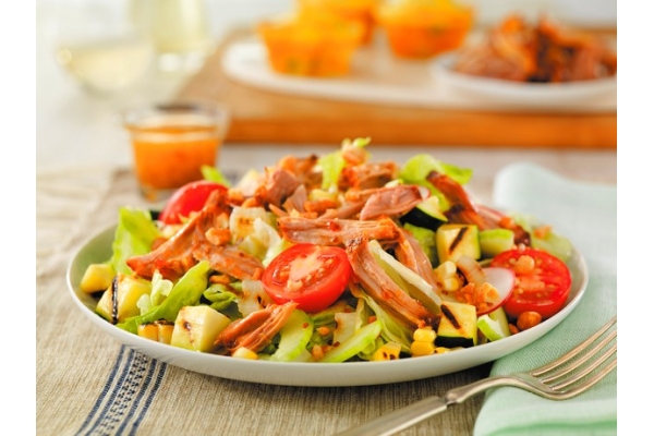 Салат из свинины с овощами и соусом Песто