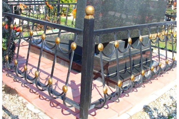 Кованая ограда на кладбище