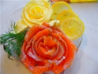 Розы из слабосолёного лосося в салатных листьях с лимоном