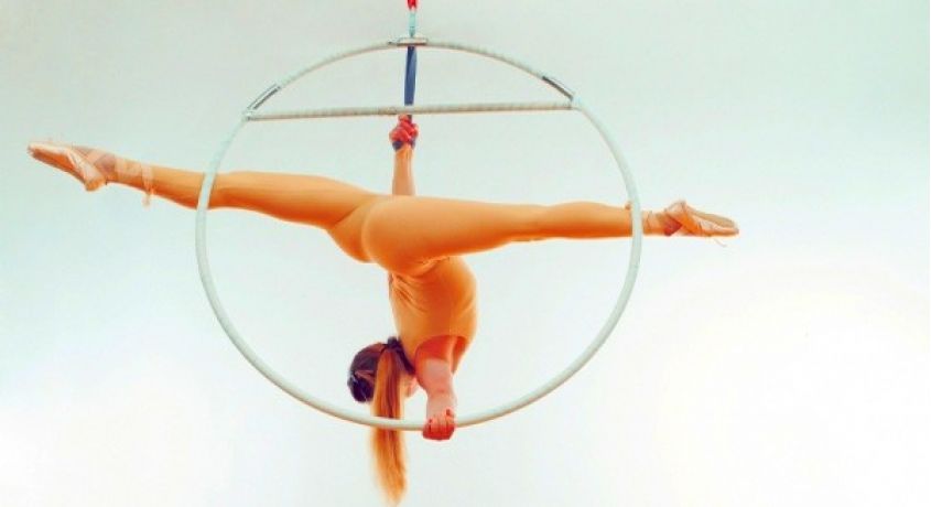 Зажги в себе звезду!  Обучение воздушной акробатике в студии танцев  «Golden Pole» со скидкой 50%.
